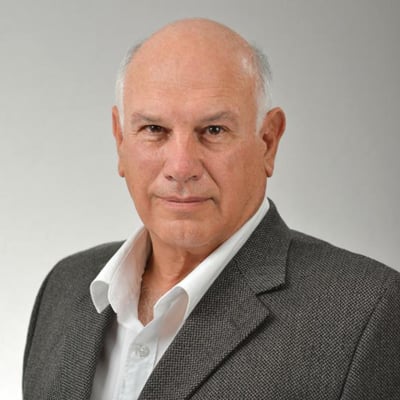 Riaan Swiegers | Pr Eng, Hons-B.Eng. Riaan Swiegers | Pr Eng, Hons-B.Eng.